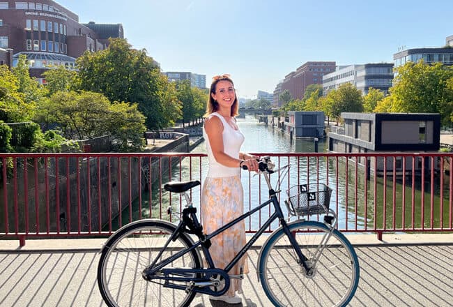 Inga Vogel, Head of Marketing bei avodaq, mit ihrem Fahrrad in Hamburg