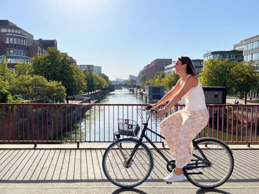 Inga Vogel, Head of Marketing bei avodaq, fährt Fahrrad in Hamburg